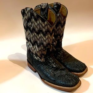 Ferrini cowgirl boots, these boots are slightly used and are in great condition.